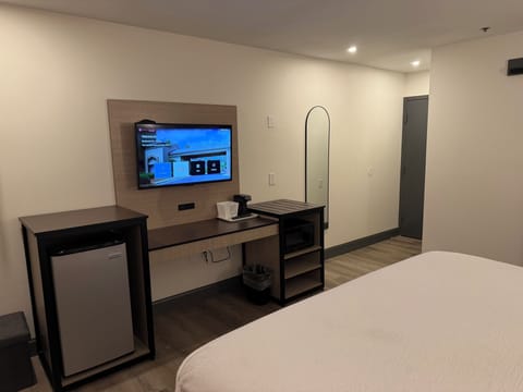 Room, 1 King Bed, Hearing Accessible, Non Smoking (Mobility, Bathtub with Grab Bars) | Premium bedding, desk, blackout drapes, iron/ironing board