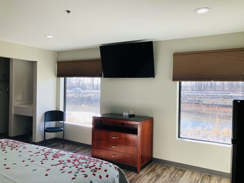 Non Smoking King Suite | Blackout drapes, iron/ironing board, free WiFi, bed sheets