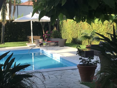 Outdoor pool, pool umbrellas, sun loungers