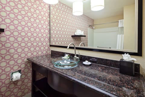 Combined shower/tub, hair dryer, towels