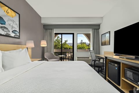 Premium bedding, pillowtop beds, desk, laptop workspace