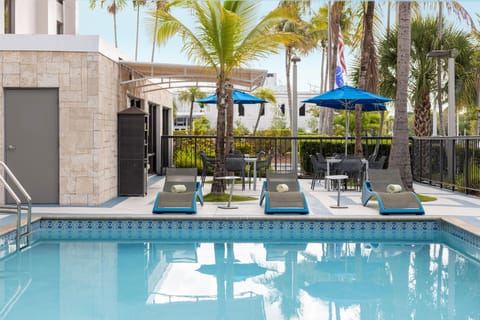 Outdoor pool, pool umbrellas, sun loungers