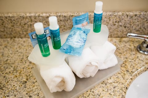 Combined shower/tub, hair dryer, towels