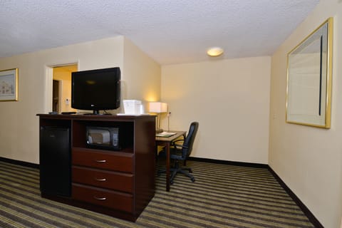 Standard Room, 2 Queen Beds, Non Smoking | In-room business center