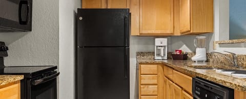 Studio | Private kitchen | Microwave, coffee/tea maker, cookware/dishes/utensils, paper towels