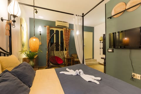 Deluxe Double Room | Desk, blackout drapes, iron/ironing board, free WiFi