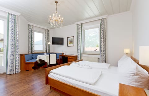 Standard Double Room, 1 King Bed | Bathroom | Shower, hair dryer, bathrobes, towels