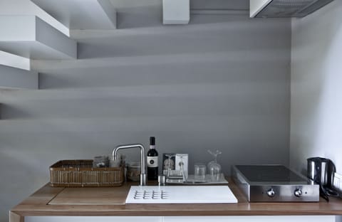 Deluxe Studio | Private kitchenette | Coffee/tea maker, electric kettle