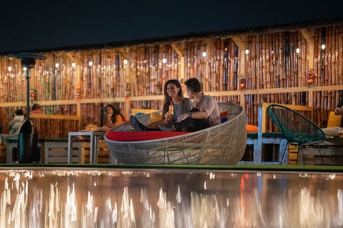 Pool views, serves breakfast, lunch, and dinner