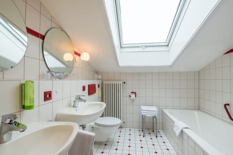 Apartment, 2 Bedrooms, Non Smoking, Pets Allowed (Rindalbhorn) | Bathroom | Shower, towels