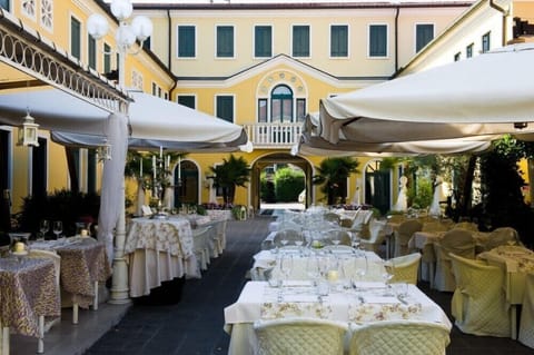 Lunch and dinner served