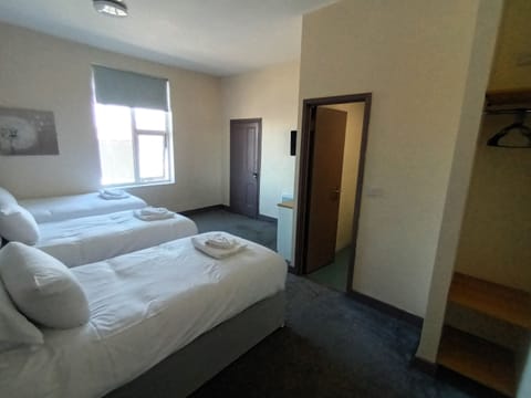 Basic Triple Room | Desk, free WiFi, bed sheets