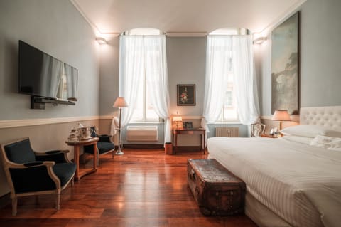 Junior Suite | Free minibar, in-room safe, desk, laptop workspace