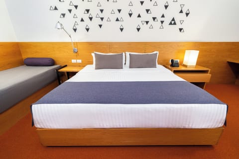 Standard Room King | In-room safe, desk, laptop workspace, blackout drapes