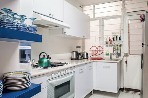 Full-size fridge, microwave, oven, stovetop