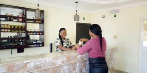 2 bars/lounges