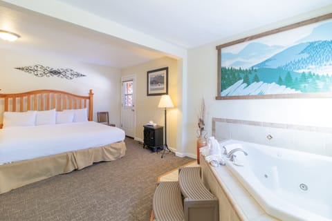 King on the River Garden Tub Room (Not Pet Friendly) | Pillowtop beds, in-room safe, desk, laptop workspace