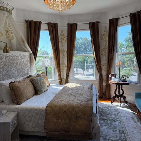 Kate's Study 2nd Floor | Egyptian cotton sheets, premium bedding, down comforters