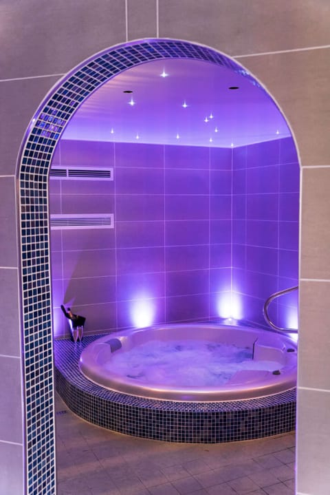 Sauna, body treatments, aromatherapy, hot stone massages