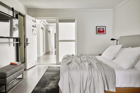 King | Premium bedding, blackout drapes, iron/ironing board, free WiFi