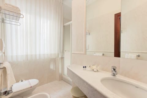Double Room Single Use | Bathroom | Free toiletries, hair dryer, slippers, bidet
