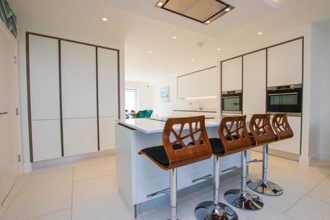 Classic Suite, 3 Bedrooms | In-room dining