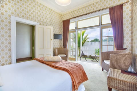 Villa (Gold Room) | Pillowtop beds, free WiFi, bed sheets