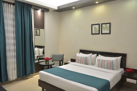 Standard Room, 1 Double Bed | Premium bedding, in-room safe, individually decorated, desk