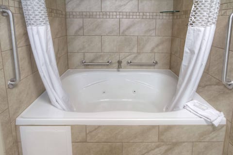 Room, 1 King Bed, Non Smoking | Bathroom | Shower, free toiletries, hair dryer, towels