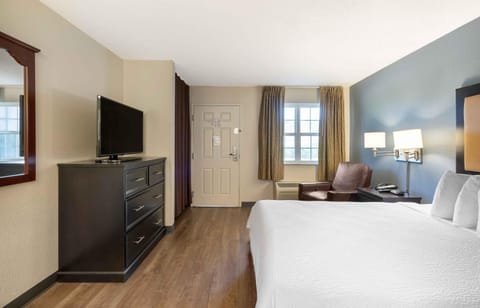 Desk, blackout drapes, iron/ironing board, free WiFi
