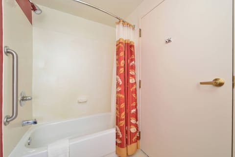 Combined shower/tub, free toiletries, hair dryer, towels