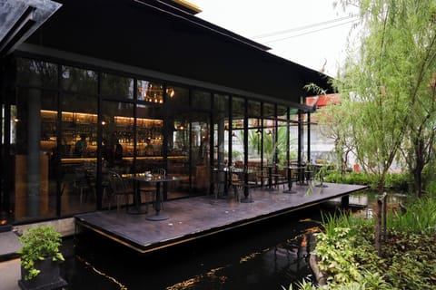 3 restaurants; breakfast, lunch, and dinner served