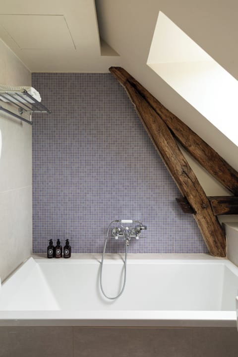 Junior Suite | Bathroom | Free toiletries, hair dryer, bathrobes, slippers