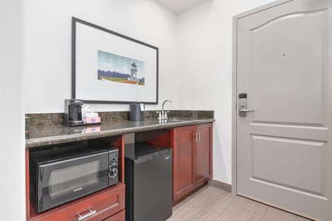 Studio Suite, 1 King Bed, Non Smoking | Minibar