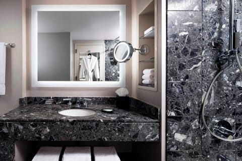 Combined shower/tub, rainfall showerhead, free toiletries, hair dryer