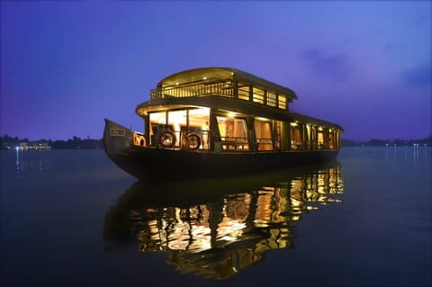 Deluxe Room In a Houseboat | Lake view
