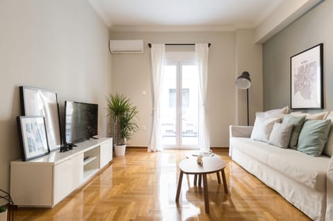 Apartment | Living area | 43-inch flat-screen TV with satellite channels, Smart TV, Netflix