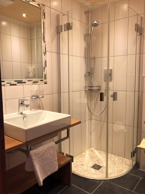 Triple Room | Bathroom | Free toiletries, hair dryer, towels