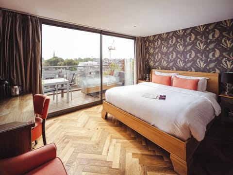 Senior Room, 1 Queen Bed (Fellows) | Premium bedding, in-room safe, individually decorated