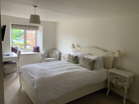 Deluxe Double Room | Desk, iron/ironing board, free WiFi, bed sheets