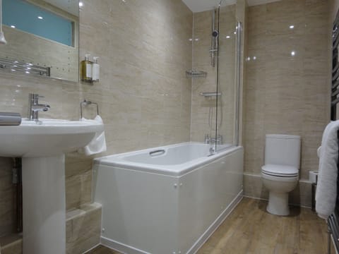 Deluxe Double Room | Bathroom | Combined shower/tub, free toiletries, hair dryer, towels