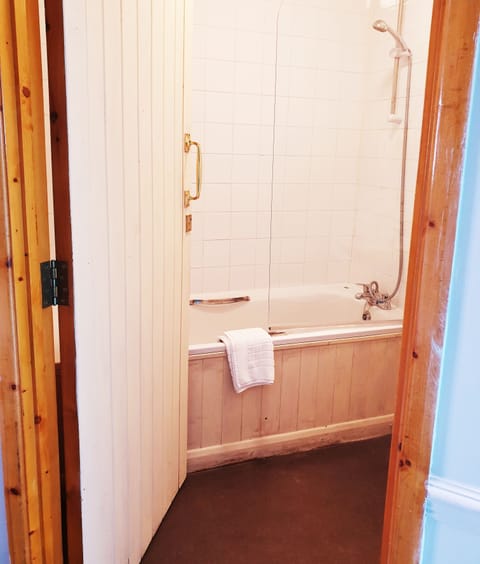 Double Room | Bathroom | Combined shower/tub, free toiletries, hair dryer, towels