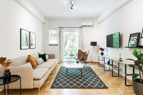 Apartment | Living room | 43-inch Smart TV with satellite channels, TV, Netflix