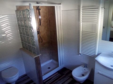 Deluxe Quadruple Room | Bathroom | Bidet, towels, soap, toilet paper
