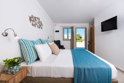 Pool View room with outdoor Jacuzzi | In-room safe, laptop workspace, iron/ironing board, free WiFi