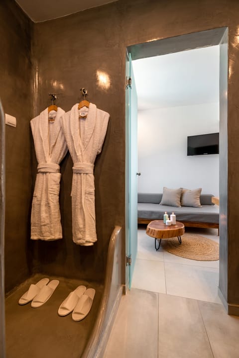 Junior Double or Twin Room | Bathroom | Shower, rainfall showerhead, hair dryer, towels