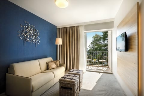 Junior suite with seaside balcony | Living area | TV