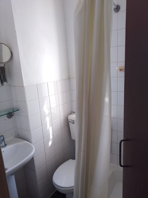 Double Room | Bathroom | Shower, towels