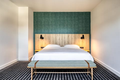 Premium bedding, in-room safe, desk, laptop workspace