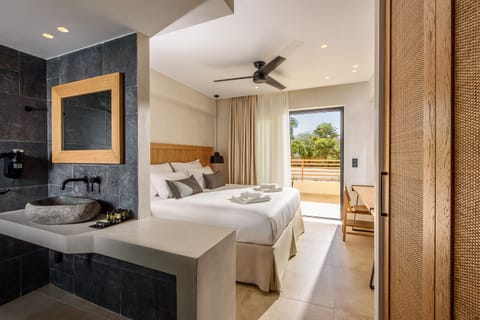 Deluxe Double or Twin Room, 1 Queen Bed, Non Smoking, Mountainside | Bathroom | Free toiletries, hair dryer, bathrobes, slippers